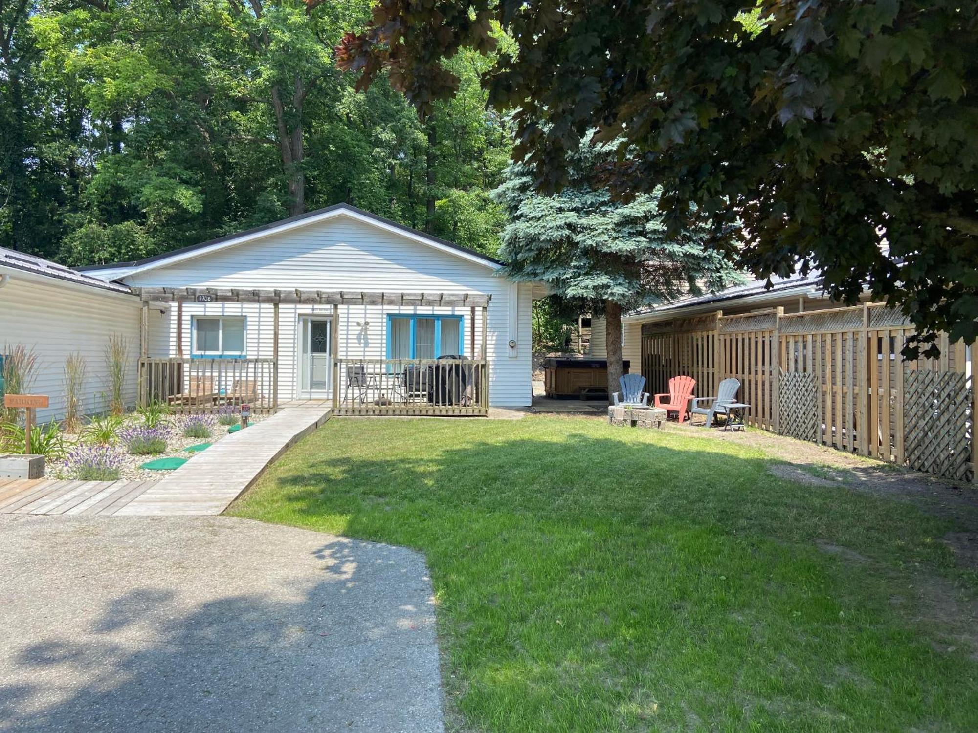 Cozy Cottage Retreat Lambton Shores ภายนอก รูปภาพ