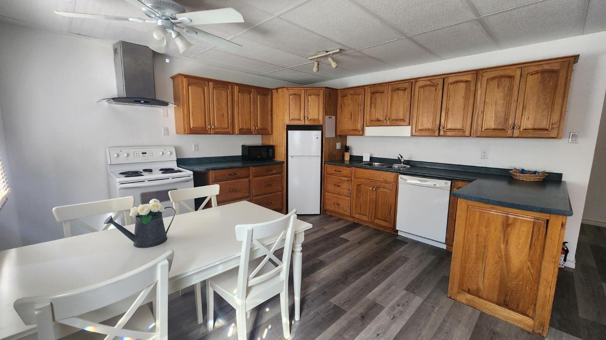Cozy Cottage Retreat Lambton Shores ภายนอก รูปภาพ