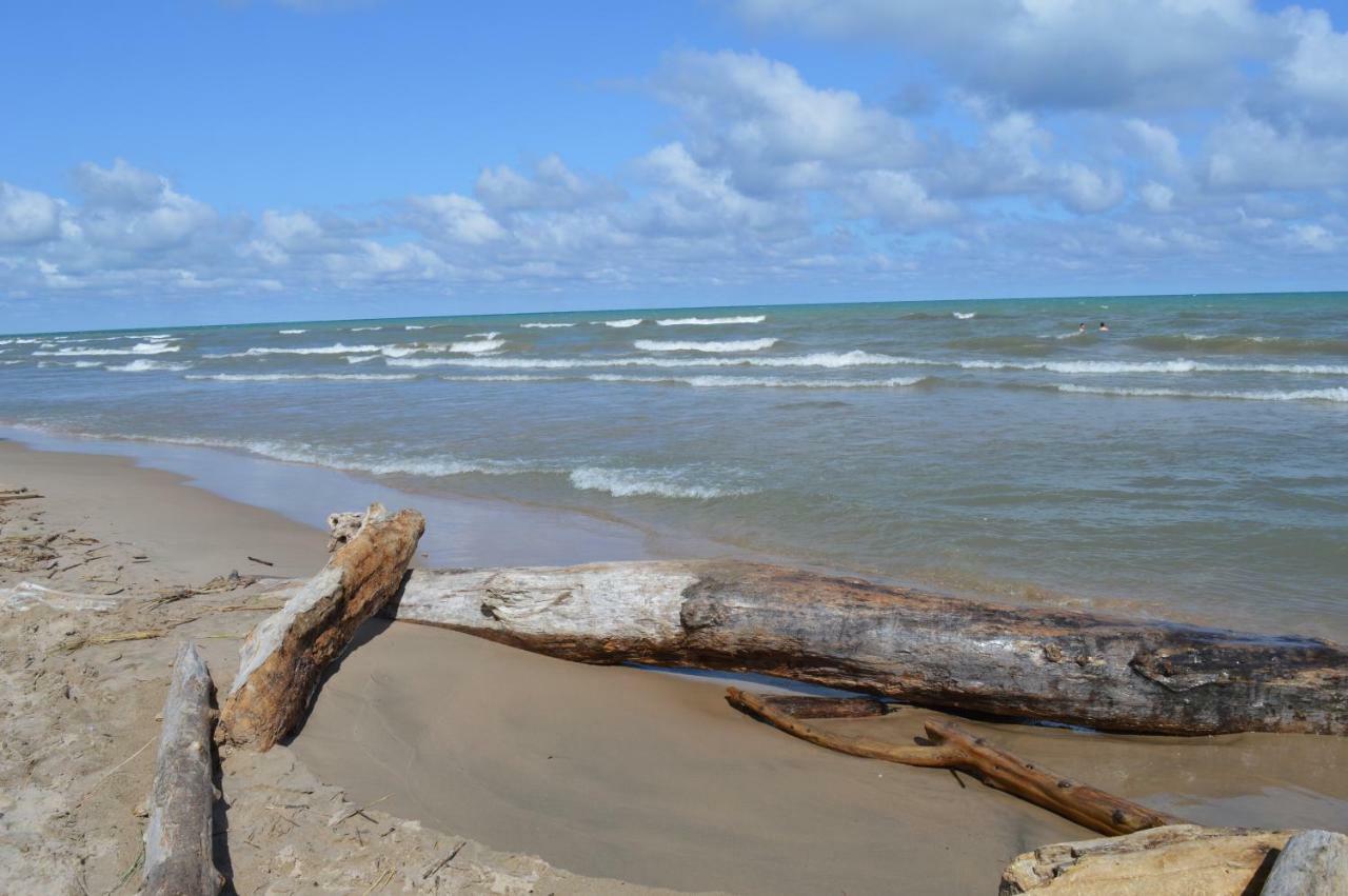 Cozy Cottage Retreat Lambton Shores ภายนอก รูปภาพ